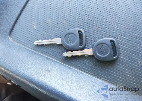 2001 Chevrolet Silverado 1500 Lt z USA, uszkodzony, nr VIN 2GCEC19T011146808